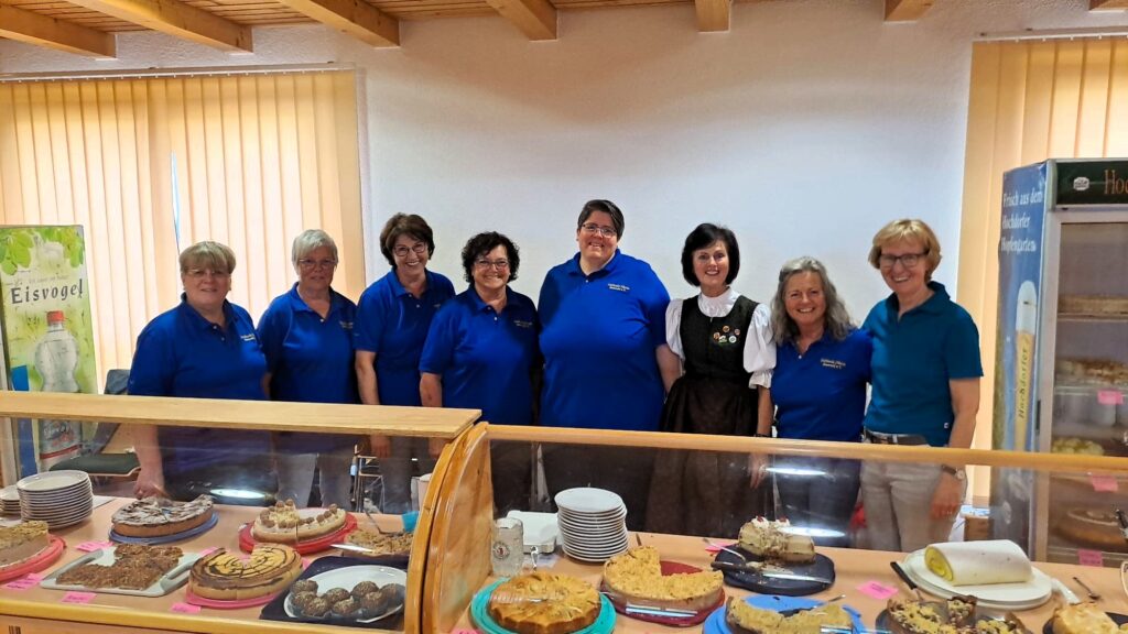 Die Helferinnen des Nachbarschaftshilfevereins Helfende Hände Seewald und Mitglieder des Trachtenvereins Seewalds stehen hinter der gut bestückten Kuchentheke beim Fest anlässlich des 50. Jubiläums der Gemeinde Seewald.